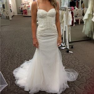 Wedding Dress (NEVER WORN-TRIED ON ONCE)
